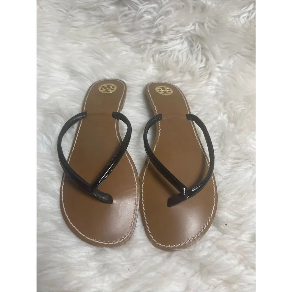 Tory Burch thong sandals Black patent leather Straps, tan footbed,gold logo SZ10